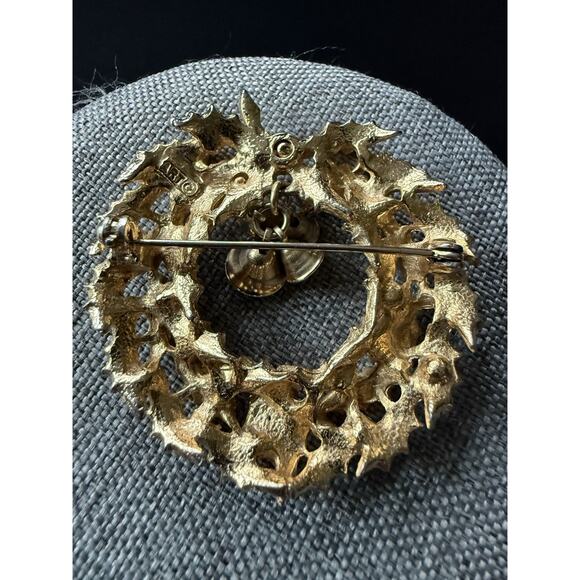 Vintage ART Brooch Wreath Christmas Rhinestone Signed Holiday Pin Art To Wear - Picture 3 of 6